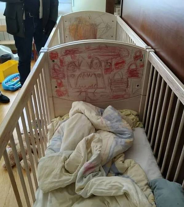 Elektrik krizi çocukların 4 yıldır esir tutulduğunu ortaya çıkardı! Evin duvarlarındaki resimler tüyler ürpertti 3